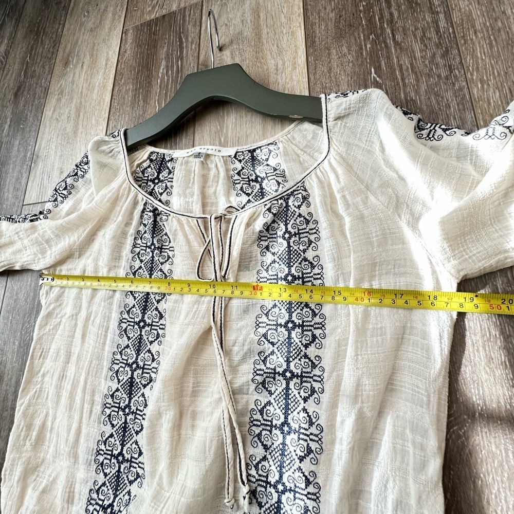 🛍️ Max Studio off-white and blue print blouse. Excellent condition. - Picture 3 of 5